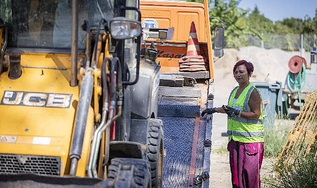 İzmir Büyükşehir Belediyesi bünyesinde çekici operatörlüğü yapan Munise Demirer, 17