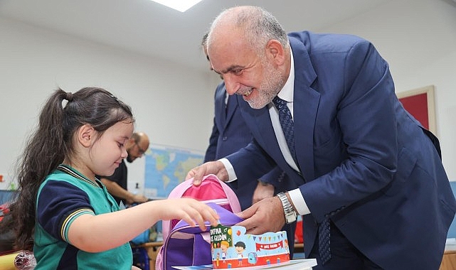 Canik Belediye Başkanı İbrahim Sandıkçı, ilçede okula başlayan öğrencilerin tamamına