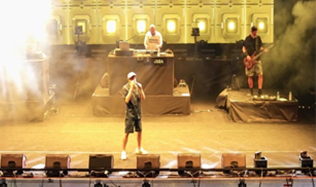 İzmir Enternasyonal Fuarı kapsamında düzenlenen Çim Konserleri serisi, ünlü rap