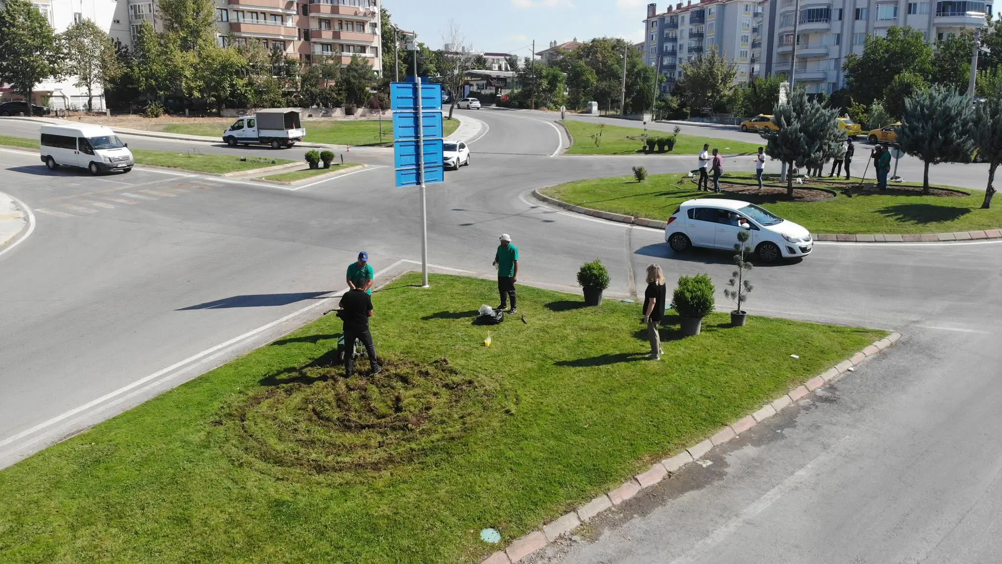 Edirne Belediyesi Park ve Bahçeler Müdürlüğü ekipleri, kent genelinde sürgün