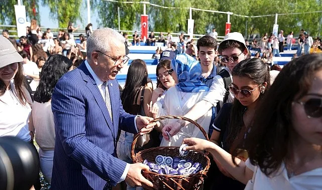 Yeni akademik yılın başlamasıyla birlikte Egeli olmanın gururunu yaşayan gençler