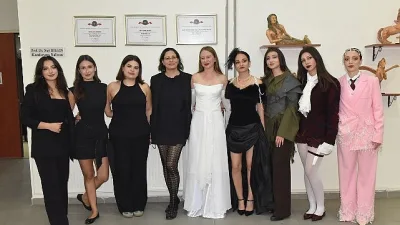 Ege Üniversitesi Edebiyat Fakültesi İngiliz Dili ve Edebiyatı Bölümü öğrencileri,