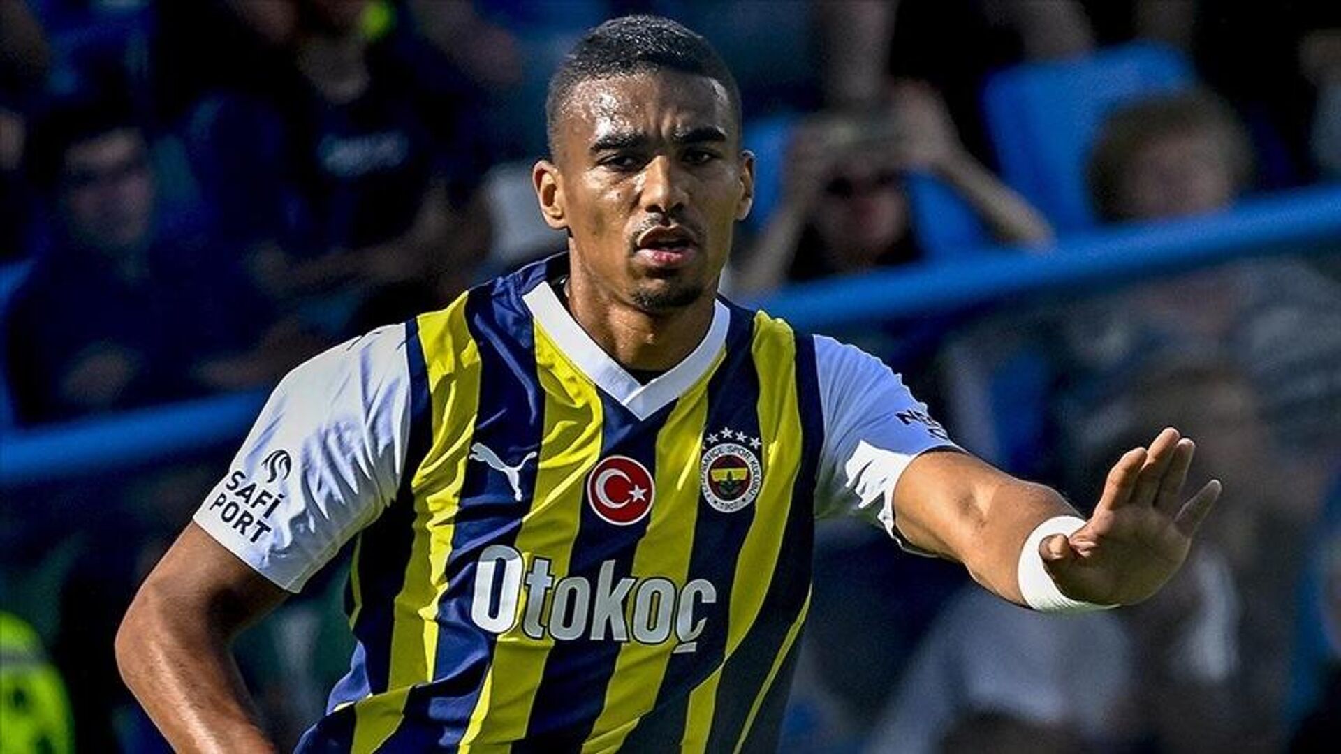 Fenerbahçe’de ayrılık resmileşti. Sarı-lacivertli kulüp, Ganalı stoper Alexander Djiku’nun sözleşmesinin