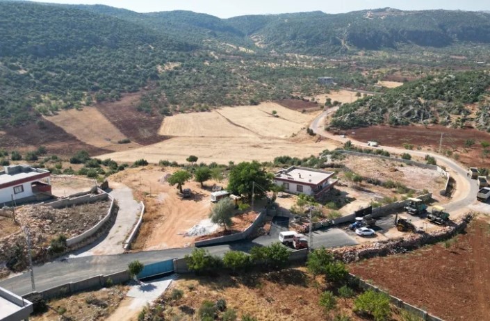 Gaziantep Büyükşehir Belediyesi, şehir merkezi ve kırsalda yürüttüğü yol yenileme