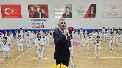 Gölcük Belediyespor bünyesindeki taekwondo branşında bulunan 253 sporcu, düzenlenen törenle