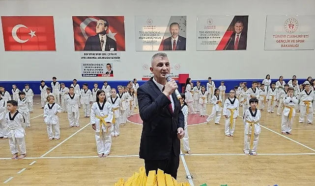 Gölcük Belediyespor bünyesindeki taekwondo branşında bulunan 253 sporcu, düzenlenen törenle