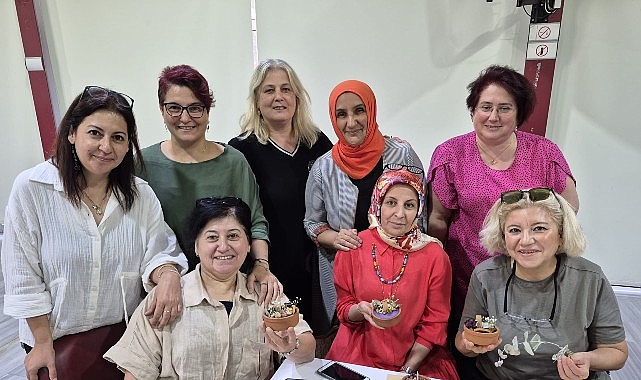 Gölcük Belediyesi'nin kültür sanat etkinlikleri kapsamında düzenlediği mum yapım atölyesine