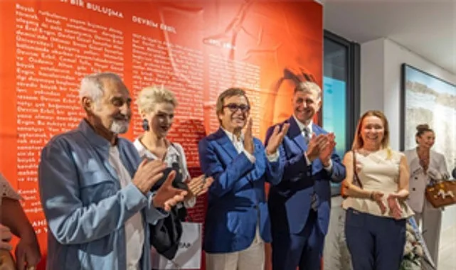 İzmir Büyükşehir Belediye Başkanı Dr. Cemil Tugay, ressam Devrim Erbil