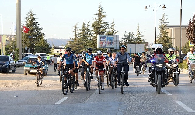 İnegöl Belediyesi’nin düzenlediği “Zaferden Kurtuluşa” etkinlikleri kapsamında bisikletle şehir turu