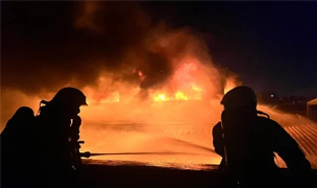 İzmir’in Gaziemir ilçesinde bir mobilya fabrikasında dün akşam saatlerinde çıkan