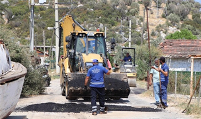 İzmir Büyükşehir Belediyesi ilçe ilçe asfalt çalışmalarına devam ediyor. İZBETON