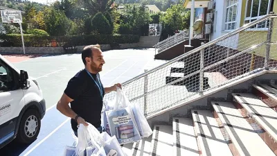 Kadıköy Belediyesi, ilkokula yeni başlayan öğrencilere kırtasiye malzemeleri hediye ederek