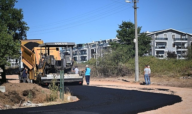 Kartepe Belediyesi Fen İşleri Müdürlüğü ekipleri, ilçe genelinde sürdürdüğü üstyapı