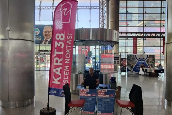 Kayseri Büyükşehir Belediyesi, kente eğitim için gelen üniversite öğrencilerini otogar,