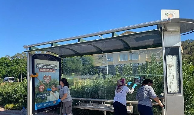 Kemer Belediyesi Temizlik İşleri Müdürlüğü ekipleri, Kemer genelindeki otobüs duraklarında