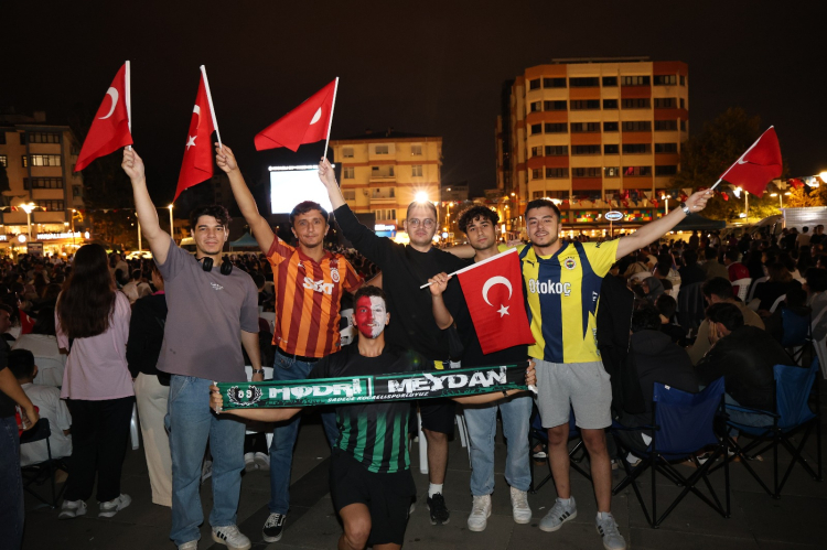 kocaelililer-final-macinda-tek-yurek