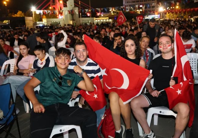 Kocaeli Büyükşehir’in İzmit Kent Meydanı’na kurduğu dev ekranda buluşan binlerce