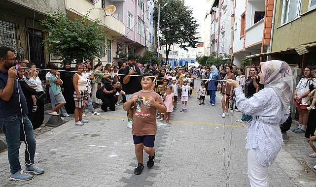 Küçükçekmece Belediyesi’nin unutulmaya yüz tutmuş geleneksel sokak oyunlarını çocuklarla buluşturduğu