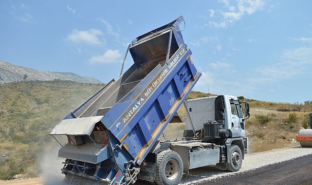 Antalya Büyükşehir Belediyesi, kırsal bölgelerde yürüttüğü asfalt çalışmalarına hız kesmeden