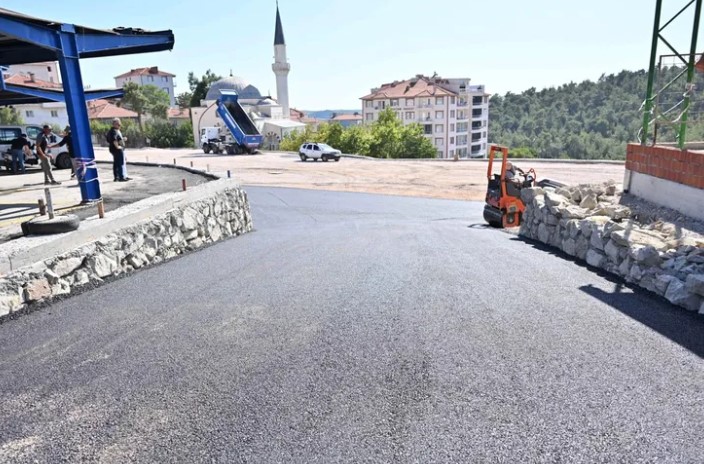 Manisa Büyükşehir Belediyesi, şehre modern yollar ve alanlar kazandırmak amacıyla