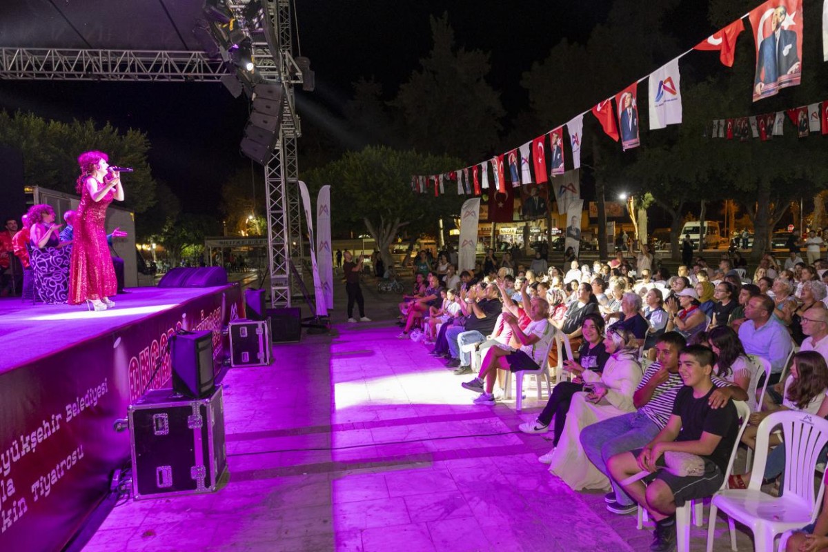 Mersin Büyükşehir Belediyesi, kültür zenginliğini güçlendirerek yurttaşlara sanatla iç içe
