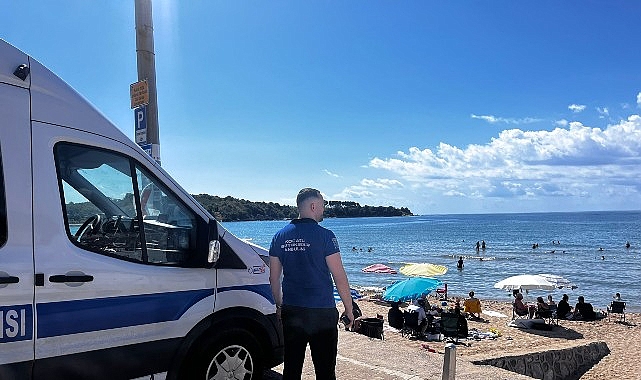 Kocaeli Büyükşehir Belediyesi’ne bağlı Nakil Ambulans ekipleri, yaz sezonunda sahillerde