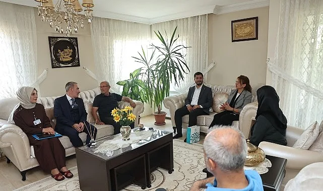 Nilüfer Belediyesi yetkilileri, “Gaziler Haftası” dolayısıyla vatan savunmasındaki kahramanları evlerinde