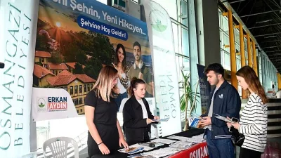 Osmangazi Belediyesi, üniversite eğitimi için Bursa’ya gelen gençleri bilgilendirme stantlarında
