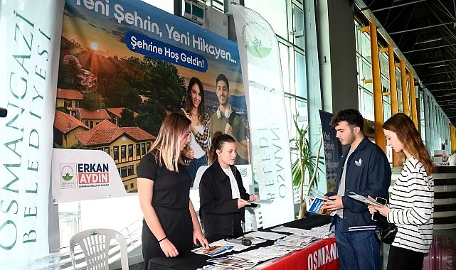 Osmangazi Belediyesi, üniversite eğitimi için Bursa’ya gelen gençleri bilgilendirme stantlarında