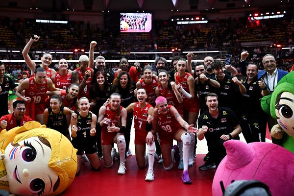 sahada-cifte-zafer-a-milli-takimlar-voleybol-ve-basketbolda-ayni-gun-galip-geldi
