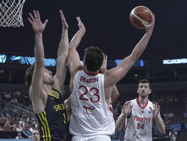 sahada-cifte-zafer-a-milli-takimlar-voleybol-ve-basketbolda-ayni-gun-galip-geldi