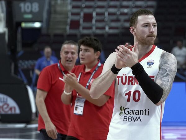 sahada-cifte-zafer-a-milli-takimlar-voleybol-ve-basketbolda-ayni-gun-galip-geldi