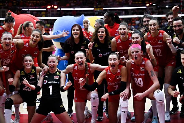 sahada-cifte-zafer-a-milli-takimlar-voleybol-ve-basketbolda-ayni-gun-galip-geldi