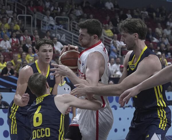 sahada-cifte-zafer-a-milli-takimlar-voleybol-ve-basketbolda-ayni-gun-galip-geldi