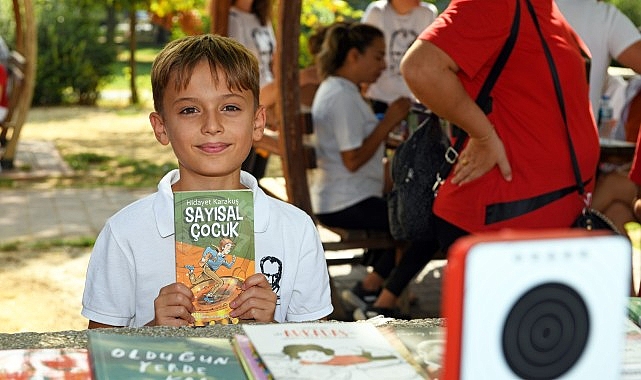 Osmangazi Belediyesi’nin başlattığı 1 Kitap 1 Fidan kampanyasına katılan Osmangazi