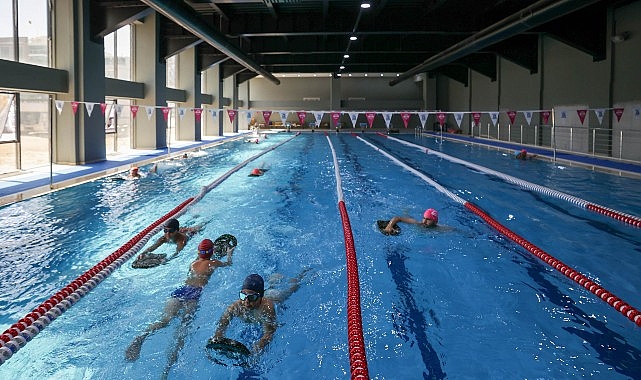 Buca Belediyesi, Sporium Spor Kompleksi’nde geçtiğimiz ay başlattığı yüzme kurslarının