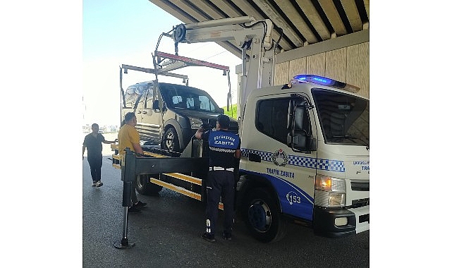Kocaeli Büyükşehir Zabıtası, araçlarının yakıtı biten bir aileye çekici desteği