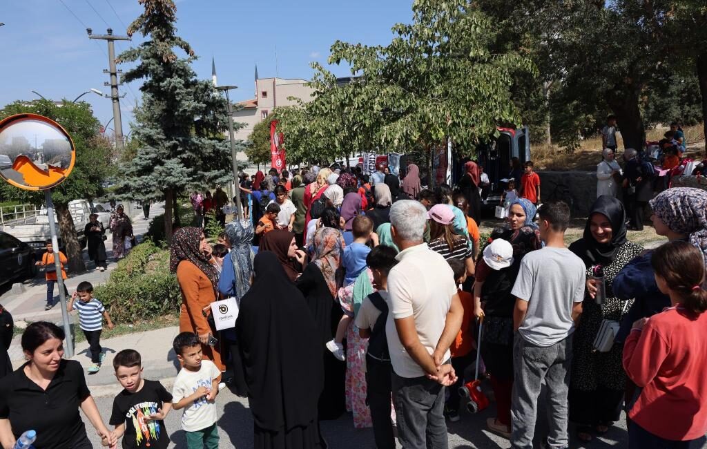 Tekirdağ Büyükşehir Belediyesi, il genelindeki dezavantajlı bölgelerdeki 3 bin ilkokul