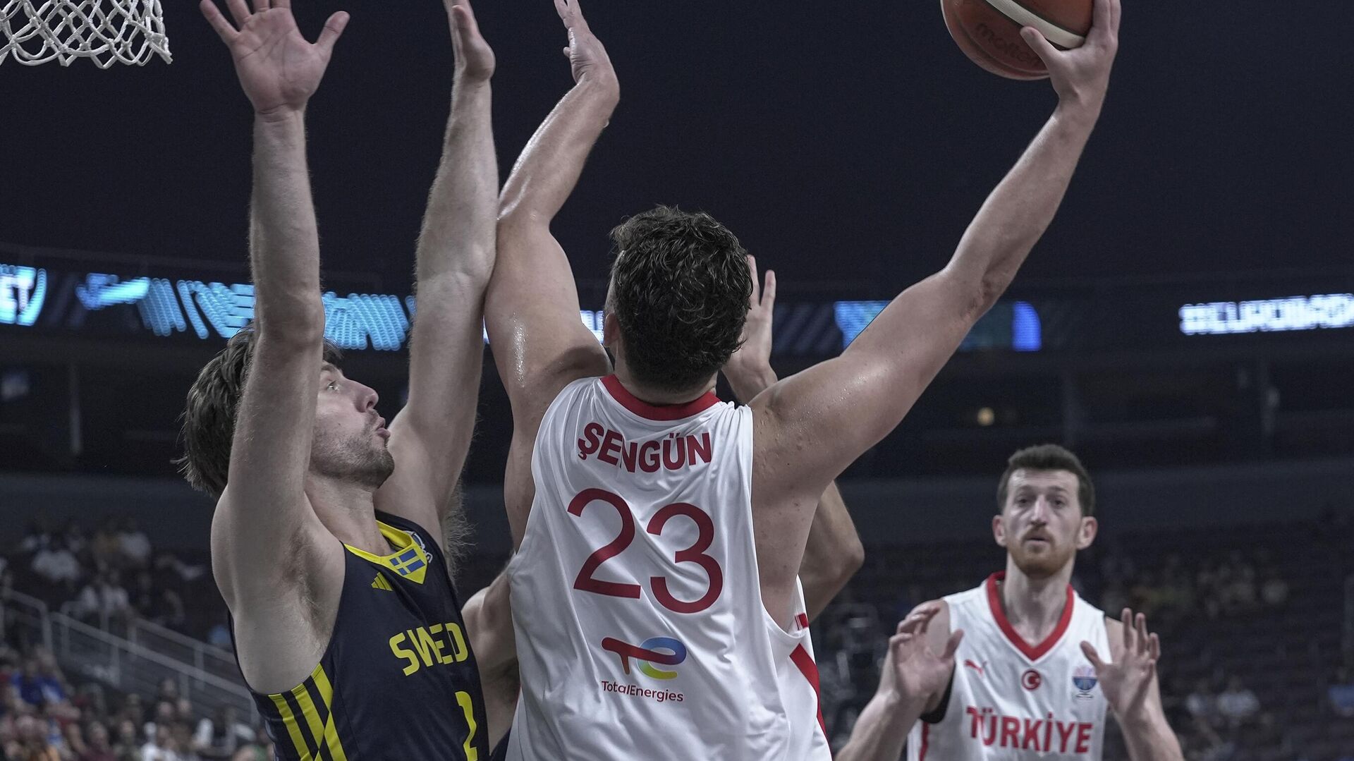 Avrupa Basketbol Şampiyonası’nda son 16 turunda İsveç’i 85-79 yenen Türkiye,