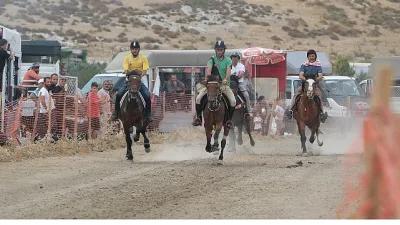 Menemen Belediyesi tarafından geleneksel hale getirilen rahvan at yarışları, bu