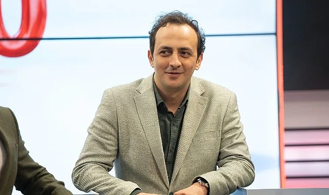Yapımını Z Medya, yapımcılığını Elif Yakarçelik’in üstlendiği ve TOD STUDIOS imzalı dizinin yönetmen koltuğunda Arif