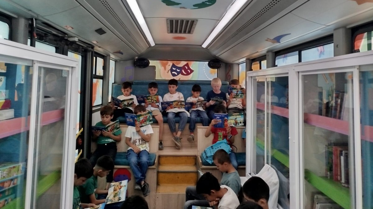 Büyükşehir Belediyesi’nin, kırsal bölgelerdeki çocukların kitaba erişimini artırmak amacıyla hayata
