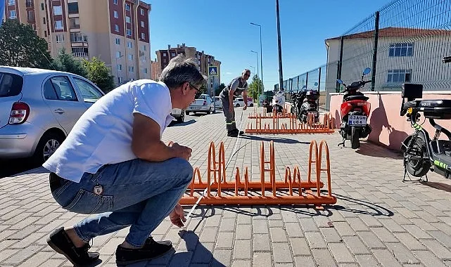Lüleburgaz Belediyesi’nce kentin çeşitli noktalarına yeni bisiklet park istasyonları konumlandırılıyor.