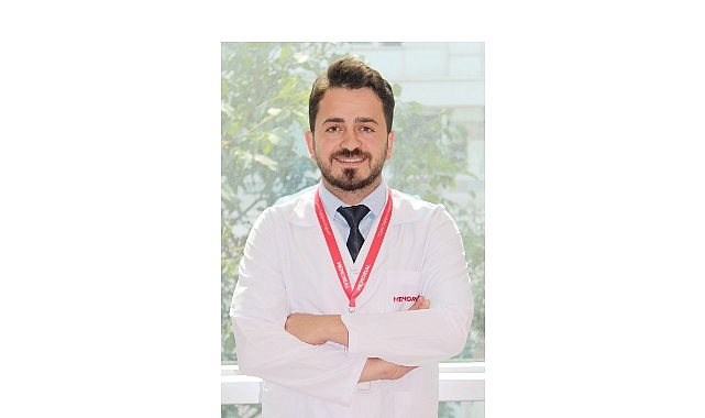 Yüksek topuklu ve dar ayakkabılar, kadınlarda hoş ve zarif bir
