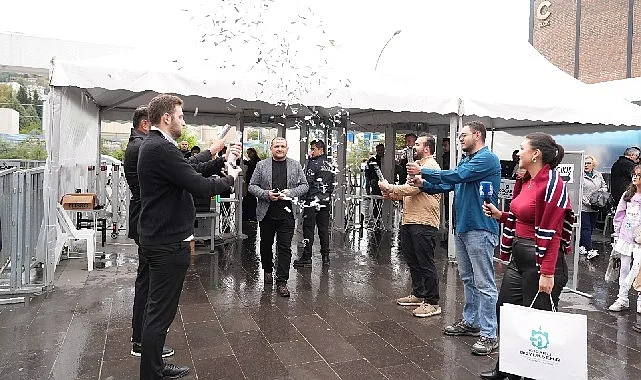 Uluslararası 15. Kocaeli Kitap Fuarı’nın 1 milyonuncu ziyaretçisi olan Fuat