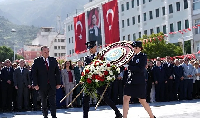 Cumhuriyetin kuruluşunun 102. Yılı kutlamaları kapsamında Cumhuriyet Meydanı’ndaki Atatürk ve