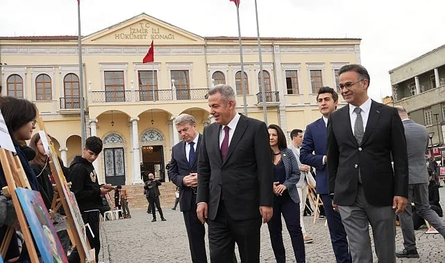 Cumhuriyetimizin kuruluşunun 102. yıl dönümü coşkusu, İzmir Valiliği himayesinde ve