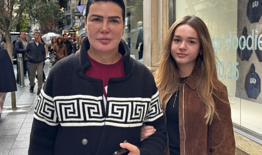 Hafta sonu Nişantaşı’nda kızıyla alışveriş yaparken görüntülenen sanatçı Uğur Belenk,