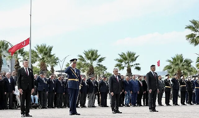 Aliağa’da Cumhuriyetin 102. yıl kutlamaları Cumhuriyet Meydanı’nda Atatürk Anıtına çelenk