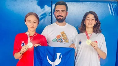 Aliağalı kadın taekwondocular, İzmir’de düzenlenen 29 Ekim Cumhuriyet Bayramı Gençler